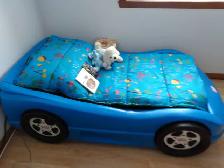 Lit auto Little Tikes bleu pour enfant avec matelas