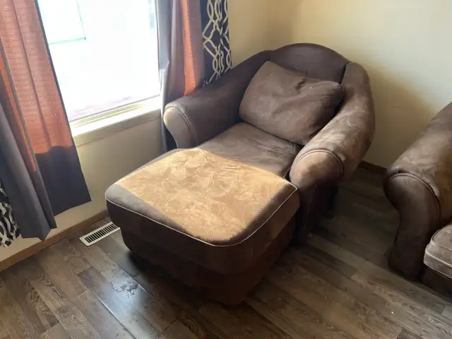 free couches, bed, dressers, desks. miscellaneous stuff - Photo 2