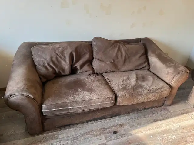 free couches, bed, dressers, desks. miscellaneous stuff - Photo 3