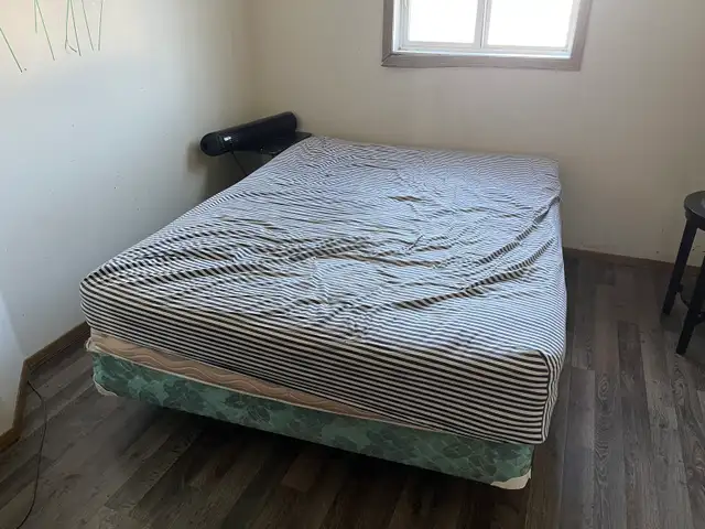 free couches, bed, dressers, desks. miscellaneous stuff - Photo 4
