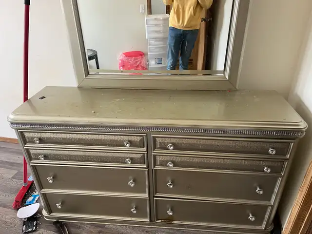 free couches, bed, dressers, desks. miscellaneous stuff - Photo 9