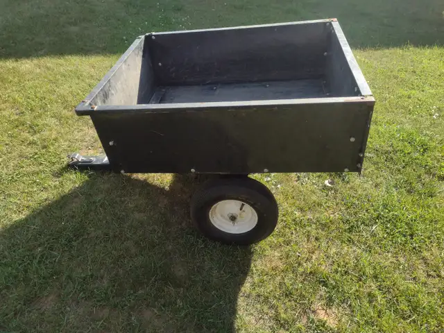 Remorque a bascule pour tracteur a gazon en bonne condition