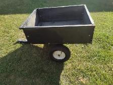 Remorque a bascule pour tracteur a gazon en bonne condition