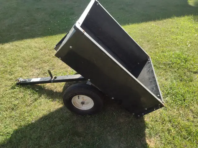 Remorque a bascule pour tracteur a gazon en bonne condition - Photo 2