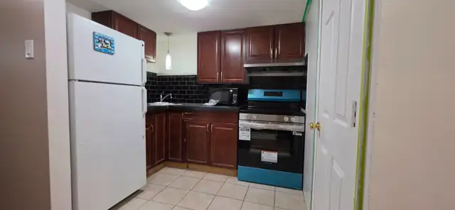 PRIME LOCATION! ✨ FURNISHED 1-BED BASEMENT APARTMENT - Photo 11