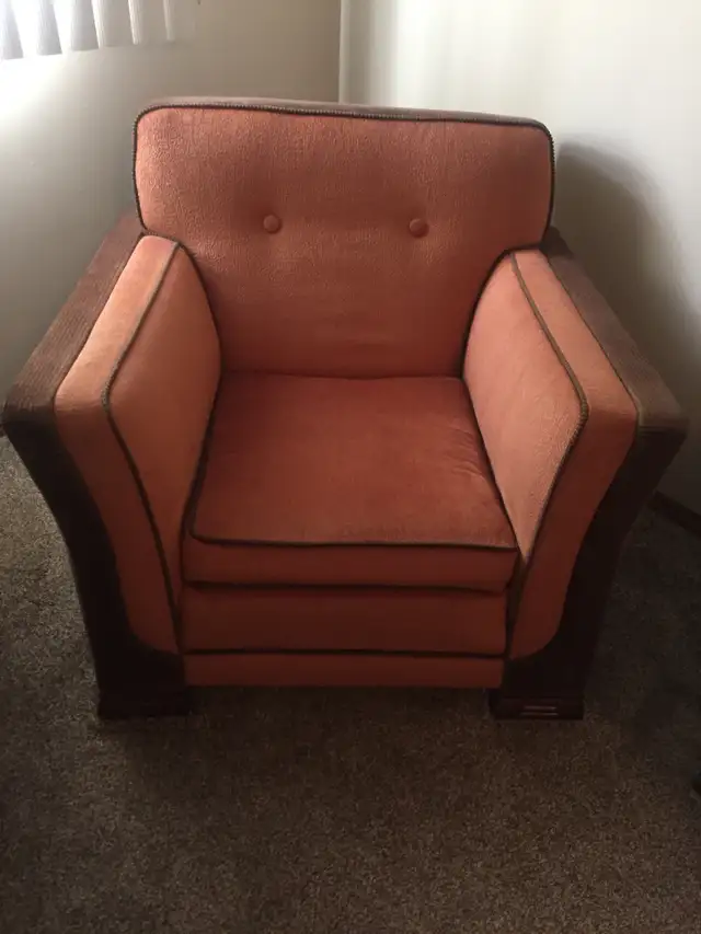 ANTIQUE CHESTERFIELD & CHAIR - Photo 2