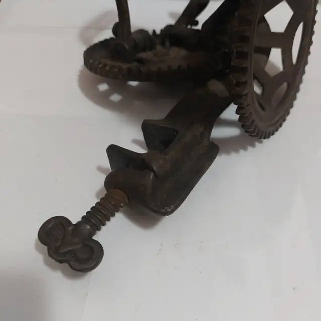 Cast iron Apple Peeler - Photo 2