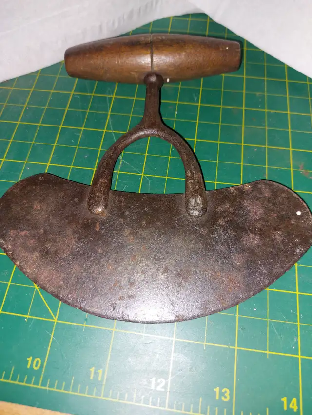 Vintage Crescent-shaped chopper - Photo 2