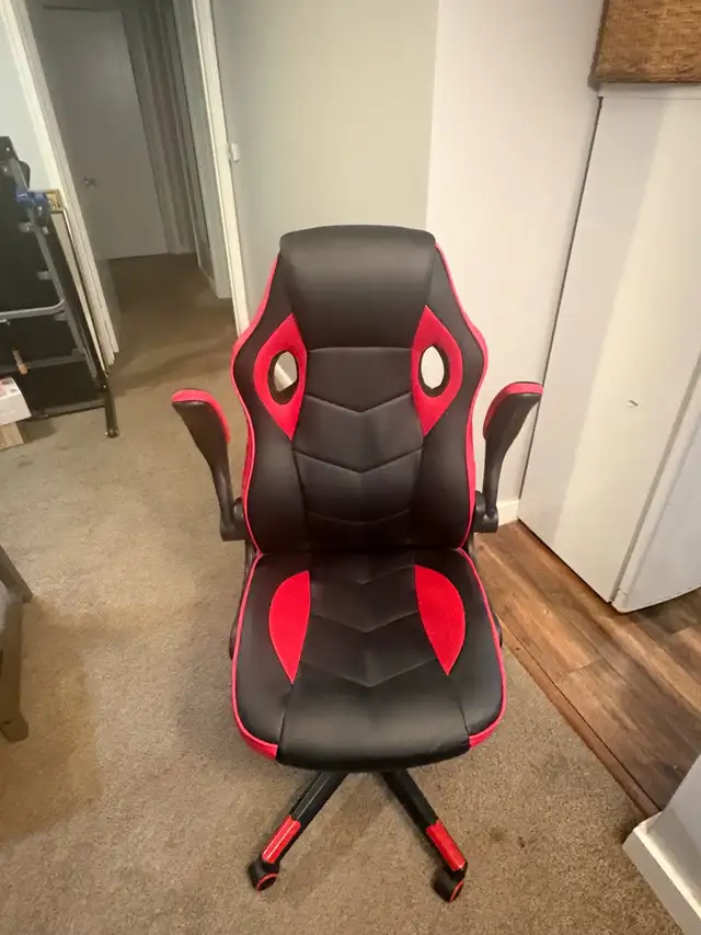Free delivery used like new Ergonomic Gaming Chair Black & Red - Photo 3