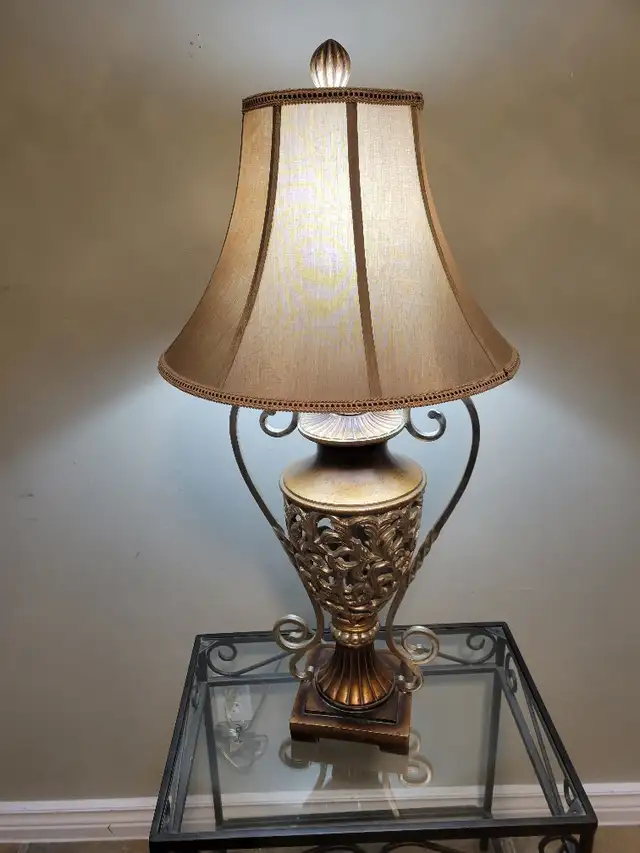 Traditional, Beautiful, Tall Table Lamp - Excellent Condition !
