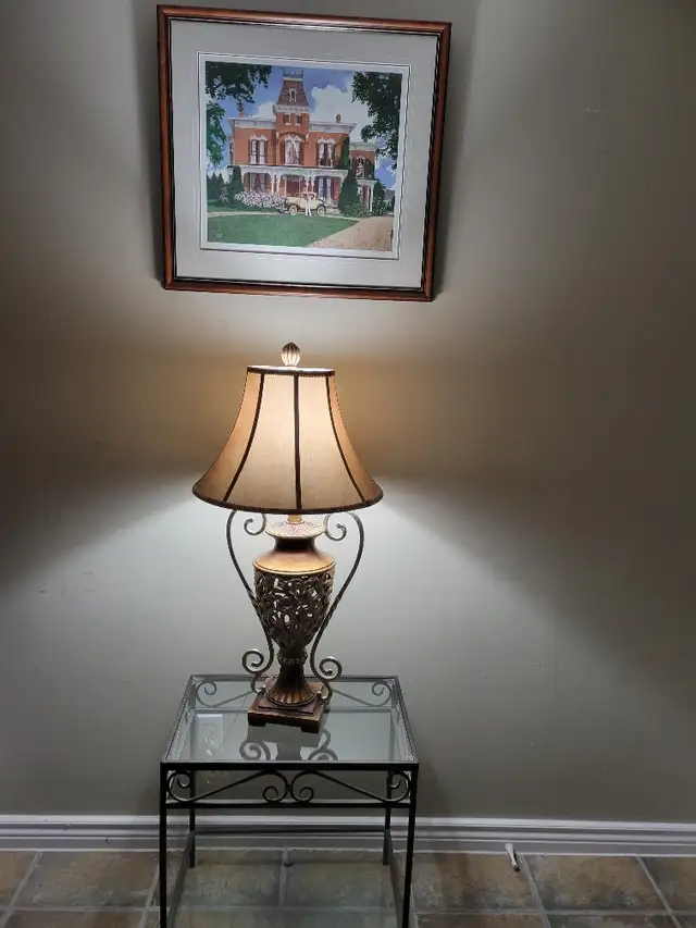 Traditional, Beautiful, Tall Table Lamp - Excellent Condition ! - Photo 2