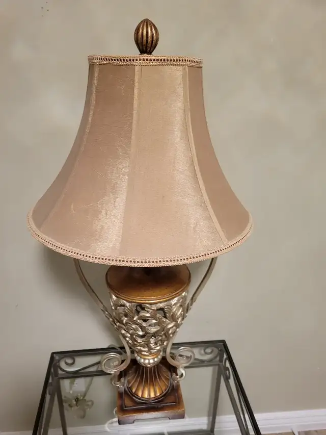 Traditional, Beautiful, Tall Table Lamp - Excellent Condition ! - Photo 3