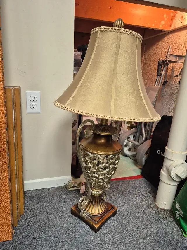 Traditional, Beautiful, Tall Table Lamp - Excellent Condition ! - Photo 9