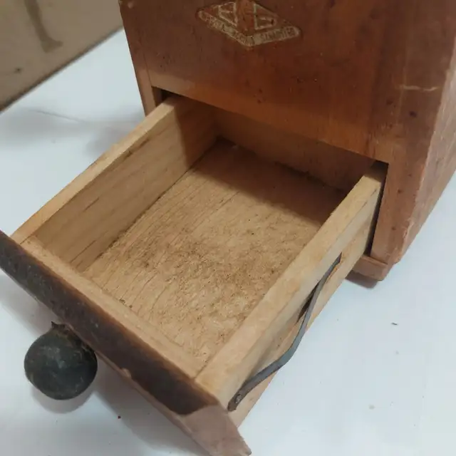 Vintage handcrank coffee grinder - Photo 2