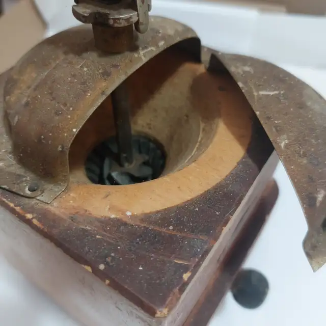 Vintage handcrank coffee grinder - Photo 3
