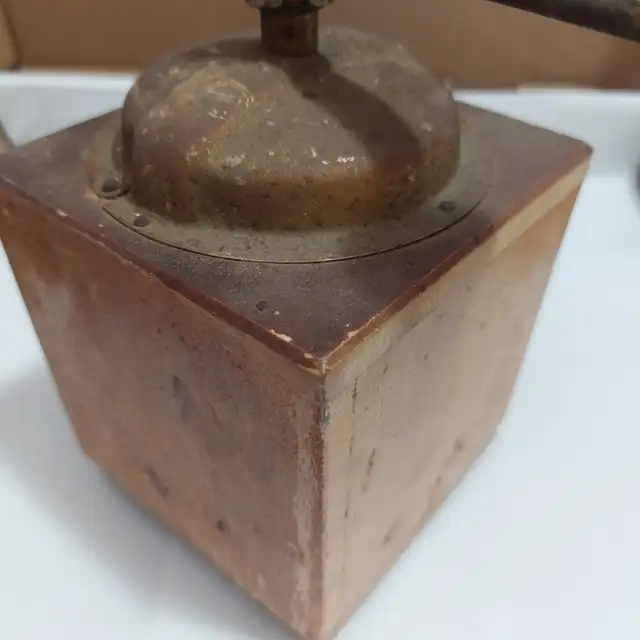 Vintage handcrank coffee grinder - Photo 4