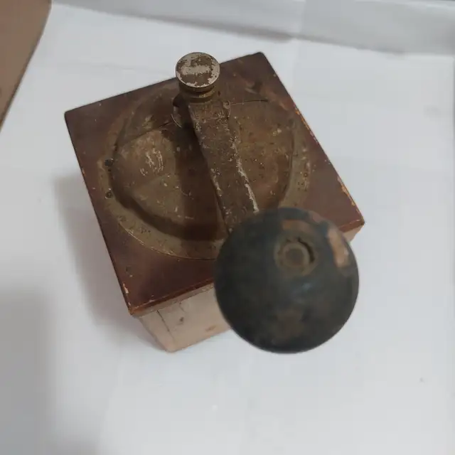 Vintage handcrank coffee grinder - Photo 5
