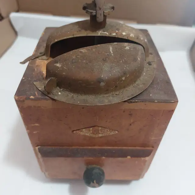 Vintage handcrank coffee grinder - Photo 6