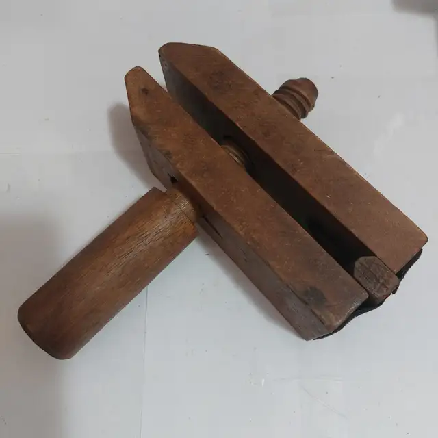Primitive Handscrew Clamp