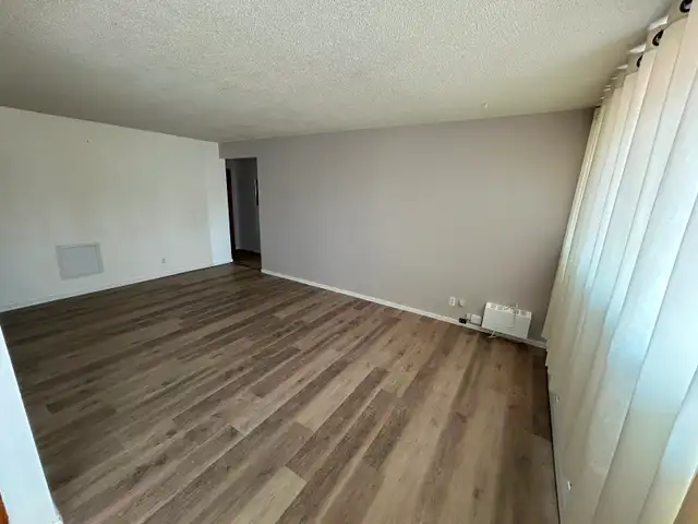 Large, Renovated 2 Bedroom Ground Floor unit Available May 1st. - Photo 3