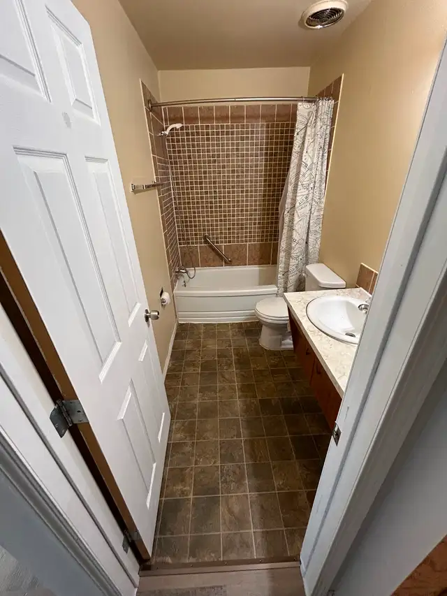 Large, Renovated 2 Bedroom Ground Floor unit Available May 1st. - Photo 7