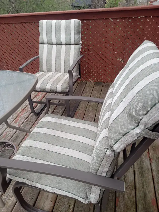 DECK/GARDEN FURNITURE- CAST IRON- TABLE-CHAIRS-UMBRELLA - Photo 2