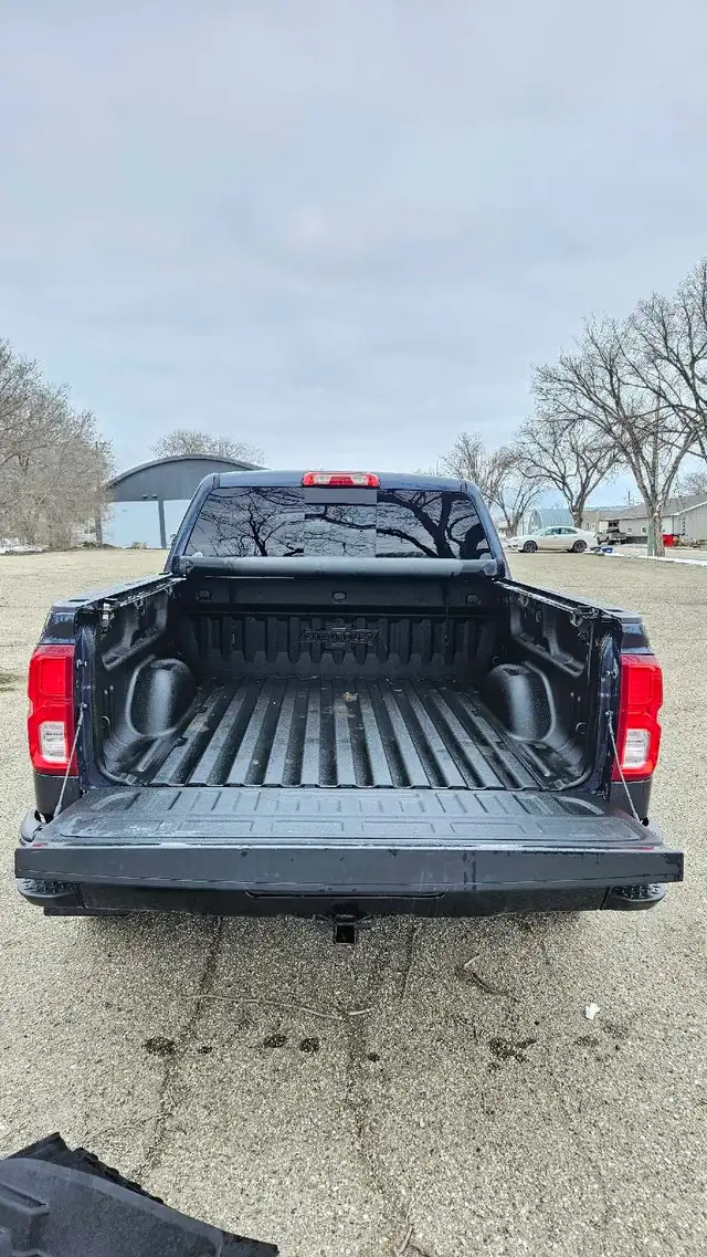 2018 Chevrolet Silverado Anniversary Edition - Photo 2