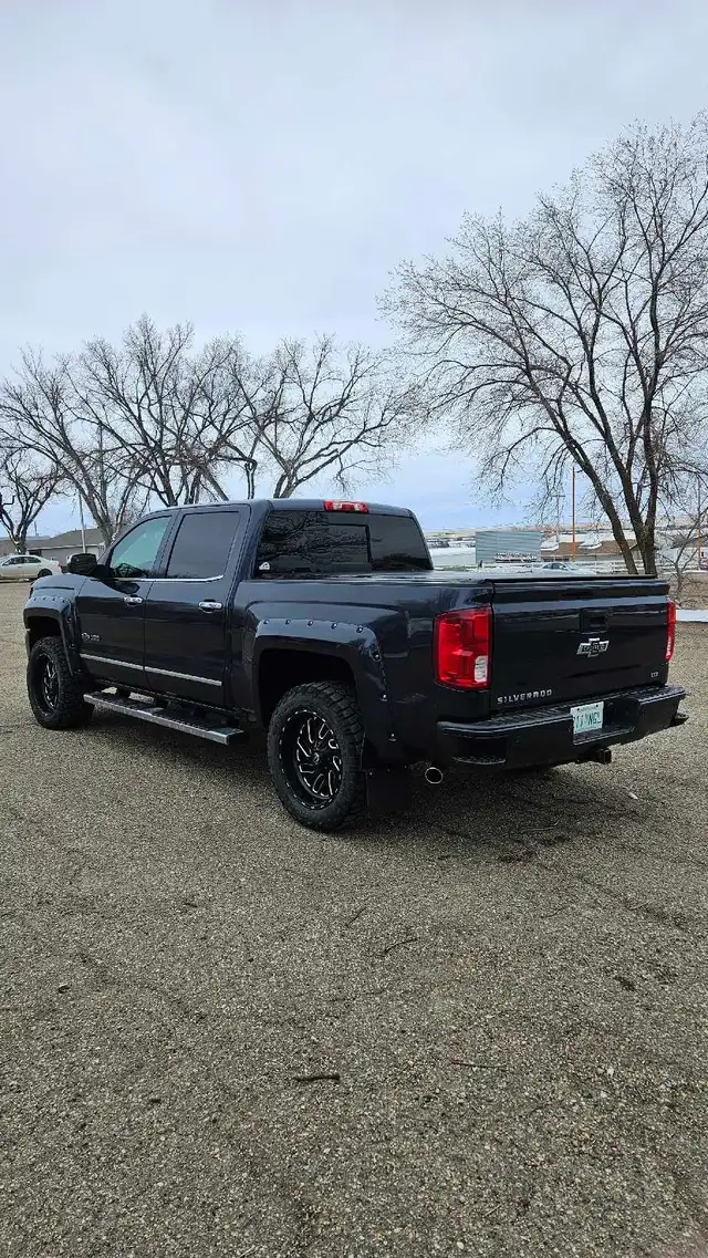 2018 Chevrolet Silverado Anniversary Edition - Photo 3