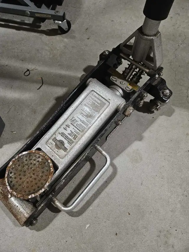 Hydraulic 1.5 Ton Low Profile Floor Jack