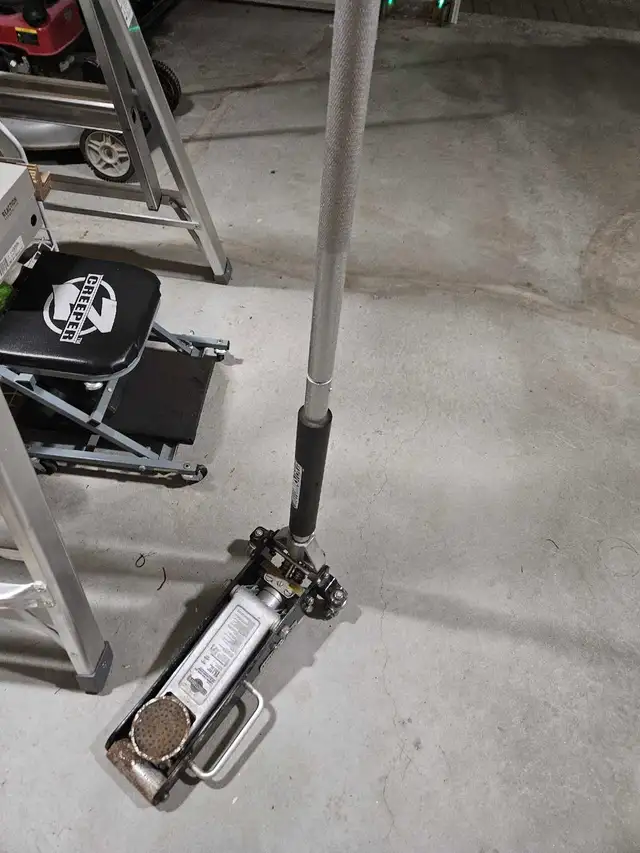 Hydraulic 1.5 Ton Low Profile Floor Jack - Photo 2