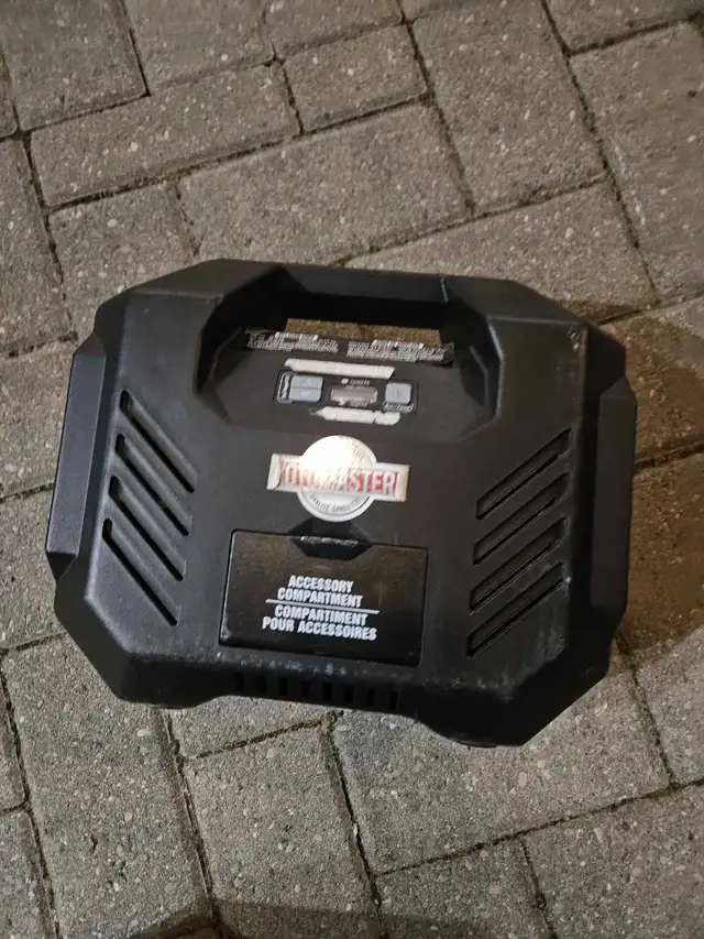 MotoMaster 12 V Digital Compact Air Compressor / Tire Inflator