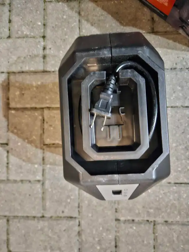 MotoMaster 12 V Digital Compact Air Compressor / Tire Inflator - Photo 4