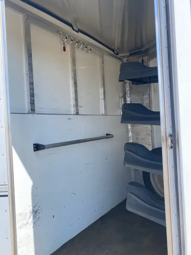Horse trailer - Photo 5