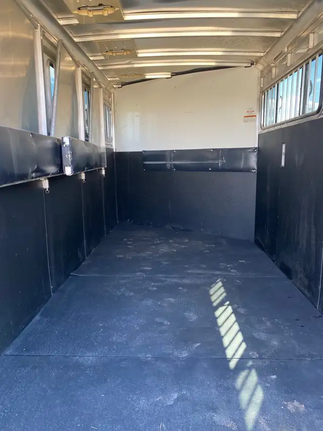 Horse trailer - Photo 8