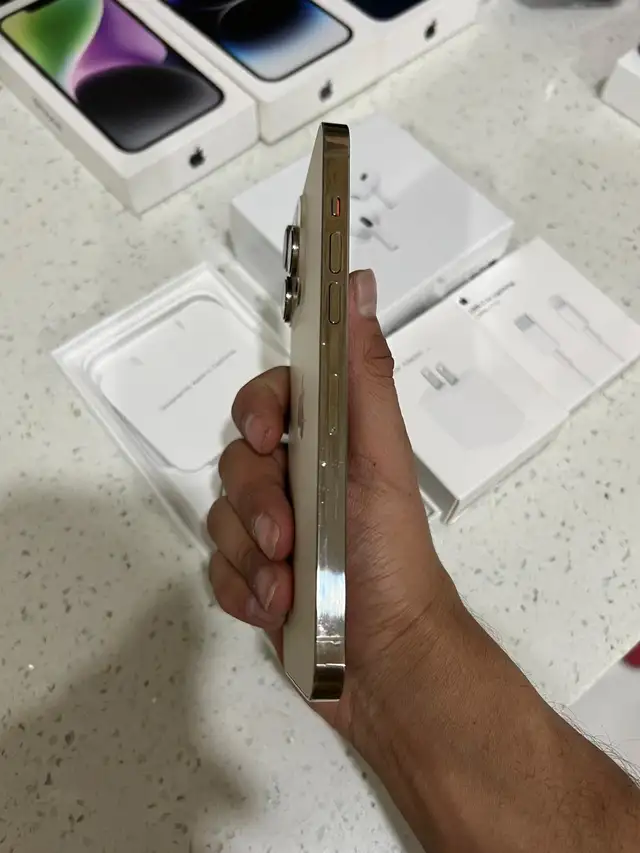 iPhone 14 Pro Max 1TB 86% batt Airpods/Charger/Delivery - Photo 2