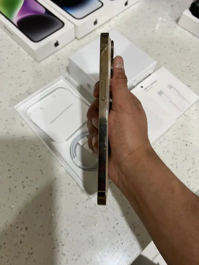 iPhone 14 Pro Max 1TB 86% batt Airpods/Charger/Delivery - Photo 3