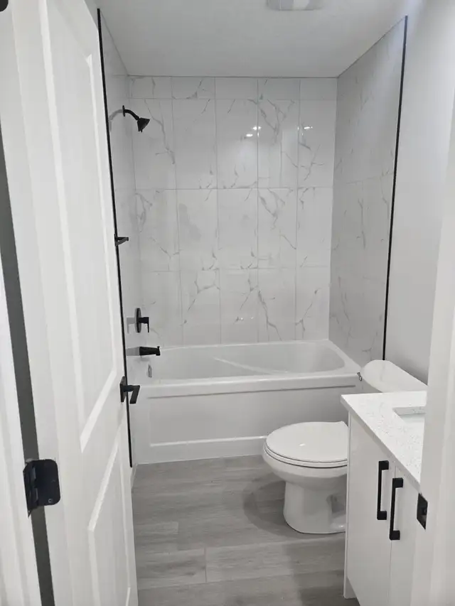 A Legal Basement Suite   Den - Photo 2