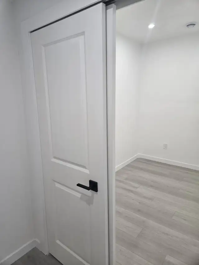 A Legal Basement Suite   Den - Photo 3