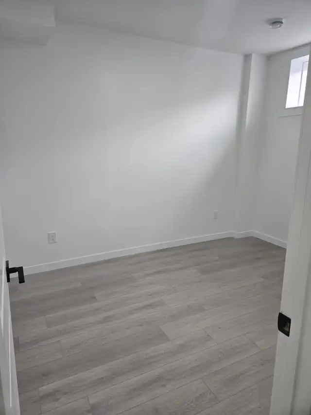 A Legal Basement Suite   Den - Photo 4