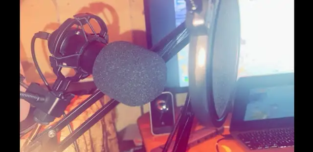 Monitor/Macbook Studio BundleSet Up - Photo 4