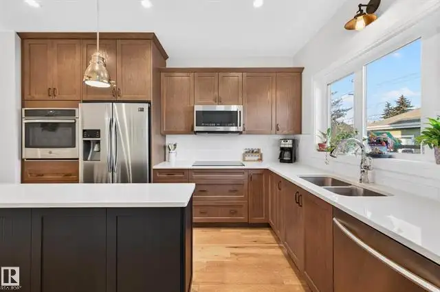 NORTH GLENORA | STUNNING CUSTOM INFILL | $650,000 - Photo 2