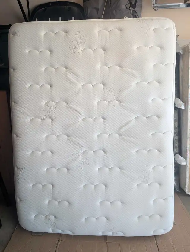 Queen Bed - Can Deliver - Photo 2