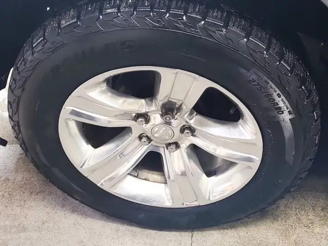 2020 Ram 1500 Classic SLT 4WD - Backup Cam, Parking Distance Con - Photo 3