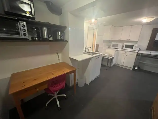 4.3km to UBC, 7-min Drive, 14-min Bike, Ground-floor Furnished - Photo 8