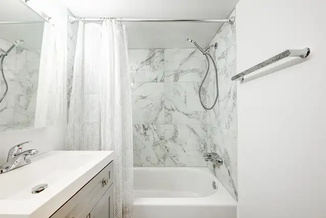 Beautiful  1-Bedroom - metro Cote-Vertu Apartment for Rent - 115 - Photo 7