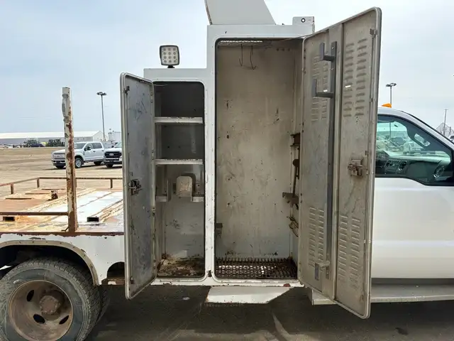 2015 Ford F-550 Reg Cab Service Body 4X4 XLT 6.7L - Clean Title - Photo 7