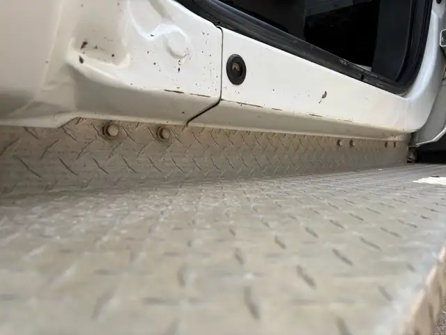 2015 Ford F-550 Reg Cab Service Body 4X4 XLT 6.7L - Clean Title - Photo 9