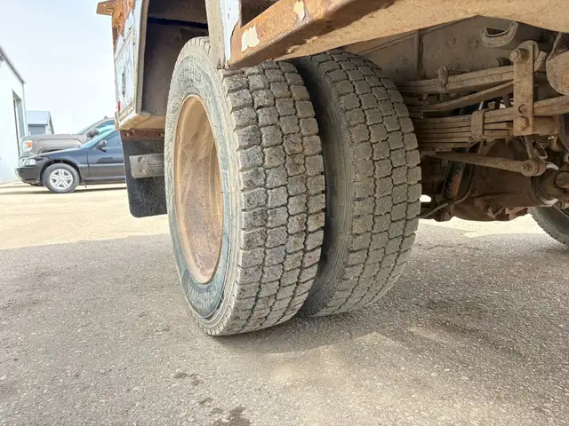 2015 Ford F-550 Reg Cab Service Body 4X4 XLT 6.7L - Clean Title - Photo 11