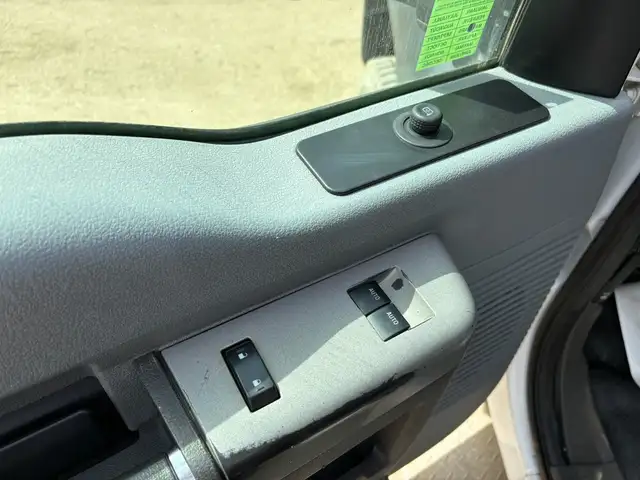 2015 Ford F-550 Reg Cab Service Body 4X4 XLT 6.7L - Clean Title - Photo 16