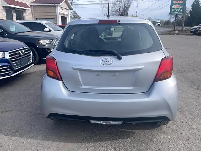 2017 Toyota Yaris LE - Photo 5